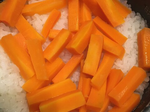 炊飯器で!ごはんと炊く人参